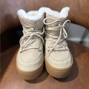 Old Navy Women's Tan Winter Boots